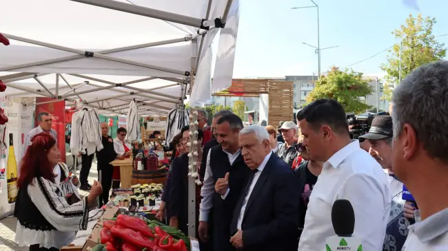 Foto FOTO. Ministrul Agriculturii a făcut cumpărături de la producătorii olteni, la Ziua Recoltei de la Slatina