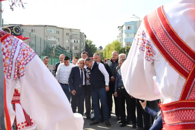 Foto FOTO. Ministrul Agriculturii a făcut cumpărături de la producătorii olteni, la Ziua Recoltei de la Slatina