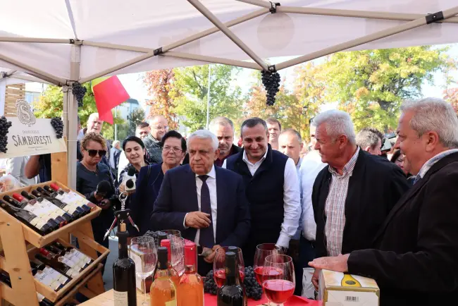 Foto FOTO. Ministrul Agriculturii a făcut cumpărături de la producătorii olteni, la Ziua Recoltei de la Slatina