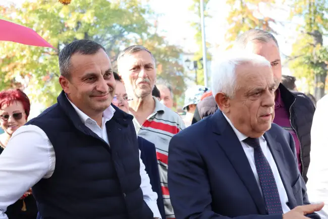 Foto FOTO. Ministrul Agriculturii a făcut cumpărături de la producătorii olteni, la Ziua Recoltei de la Slatina