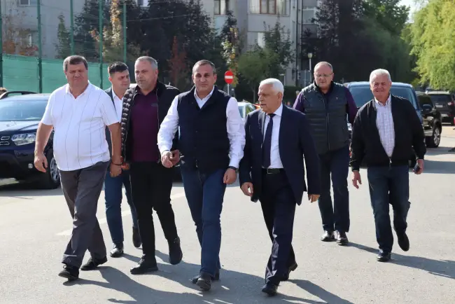 Foto FOTO. Ministrul Agriculturii a făcut cumpărături de la producătorii olteni, la Ziua Recoltei de la Slatina