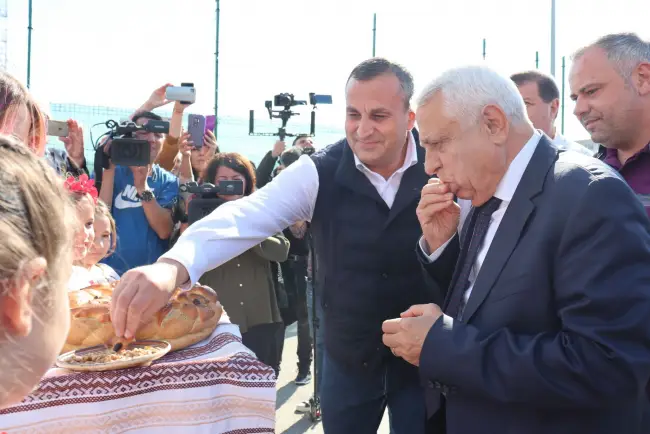 Foto FOTO. Ministrul Agriculturii a făcut cumpărături de la producătorii olteni, la Ziua Recoltei de la Slatina