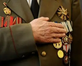 Foto Veteran de război, premiat de Primăria Slatina la împlinirea vârstei de 101 ani