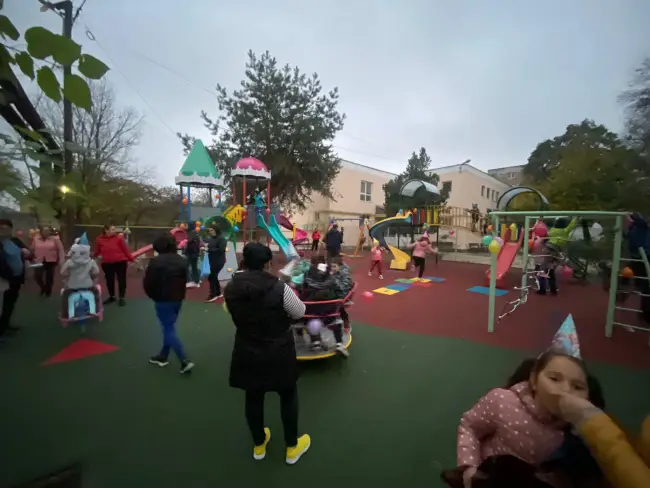 Foto FOTO. Un nou loc de joacă pentru copii a fost reabilitat în Caracal