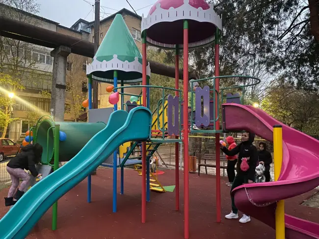 Foto FOTO. Un nou loc de joacă pentru copii a fost reabilitat în Caracal