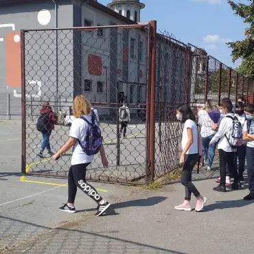 Foto Noi terenuri de sport, la Şcoala Nr.3 şi Baza Sportivă Crişan II