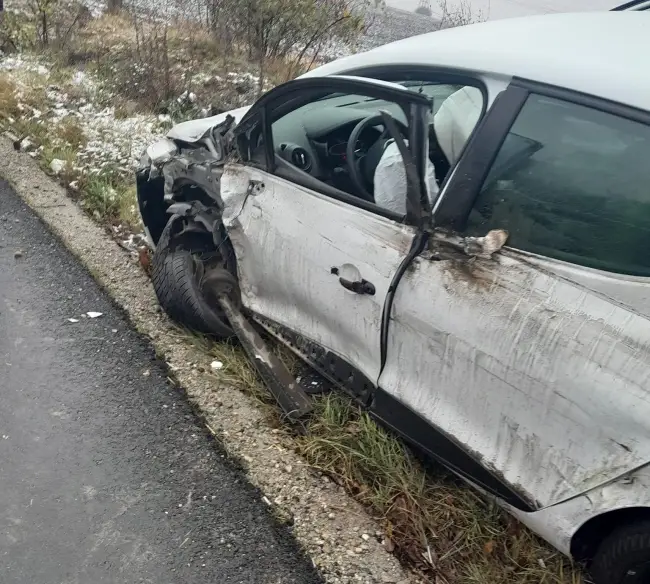 Foto FOTO. Accident la Brebeni. Un autoturism a fost acroşat de un TIR