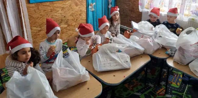 Foto FOTO. Moş Nicolae a ajuns deja la copiii din Corabia. 1.600 de pachete cu dulciuri au fost împărţite în grădiniţe, şcoli şi în centrele de bătrâni