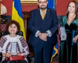 Foto Slătineanca Aurora Constantin, profesor în Scoţia, decorată chiar înainte de Ziua Naţională