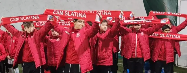 Foto Grupele Centrului de Copii şi Juniori de la CSM Slatina au primit cadouri de Crăciun