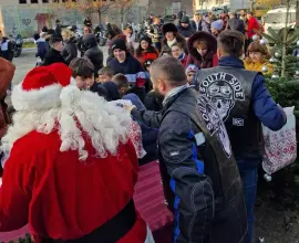 Foto Surpriză pentru copiii din centrele de plasament din Olt. Moş Crăciun a venit pe motocicletă (FOTO)