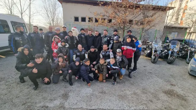 Foto Surpriză pentru copiii din centrele de plasament din Olt. Moş Crăciun a venit pe motocicletă (FOTO)