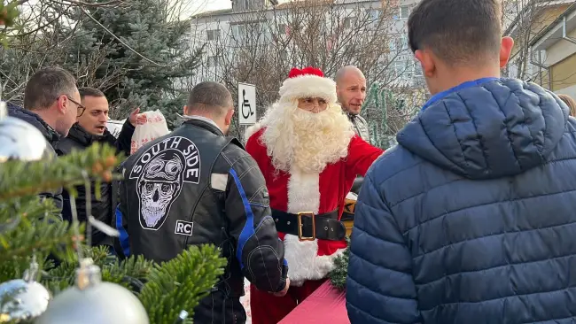 Foto Surpriză pentru copiii din centrele de plasament din Olt. Moş Crăciun a venit pe motocicletă (FOTO)