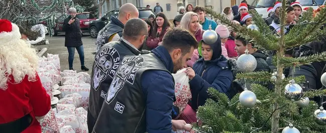 Foto Surpriză pentru copiii din centrele de plasament din Olt. Moş Crăciun a venit pe motocicletă (FOTO)