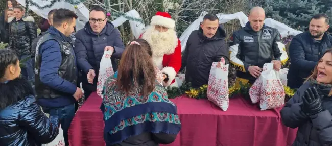 Foto Surpriză pentru copiii din centrele de plasament din Olt. Moş Crăciun a venit pe motocicletă (FOTO)