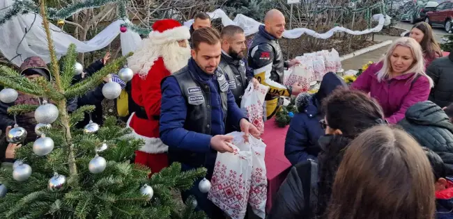 Foto Surpriză pentru copiii din centrele de plasament din Olt. Moş Crăciun a venit pe motocicletă (FOTO)