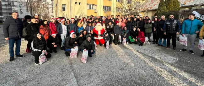 Foto Surpriză pentru copiii din centrele de plasament din Olt. Moş Crăciun a venit pe motocicletă (FOTO)