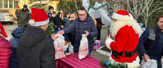 Foto Surpriză pentru copiii din centrele de plasament din Olt. Moş Crăciun a venit pe motocicletă (FOTO)