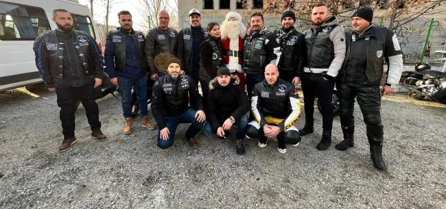 Foto Surpriză pentru copiii din centrele de plasament din Olt. Moş Crăciun a venit pe motocicletă (FOTO)