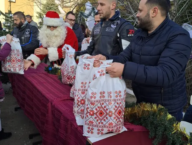 Foto TSD Slatina, cadouri pentru copii: Sărbătorile vin, iar noi din suflet dăruim! (FOTO)