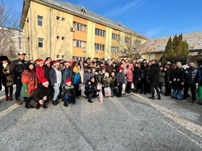 Foto TSD Slatina, cadouri pentru copii: Sărbătorile vin, iar noi din suflet dăruim! (FOTO)