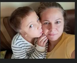 Foto S-a strâns suma necesară intervenţiei chirurgicale de care are nevoie Răzvan, băieţelul din Slatina, care s-a născut cu o malformaţie