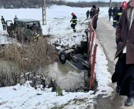Foto Doi bărbaţi, morţi într-un autoturism care a căzut într-un pârâu, la Şerbăneşti Argeş