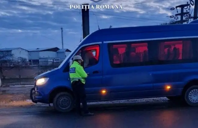 Foto FOTO. Poliţiştii olteni au verificat transportul public de persoane