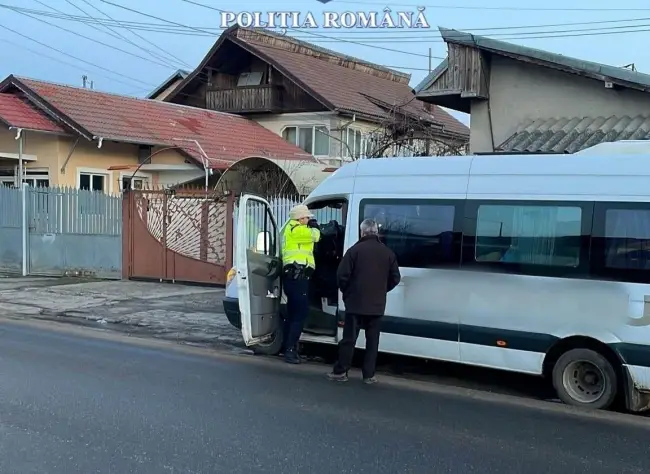 Foto FOTO. Poliţiştii olteni au verificat transportul public de persoane