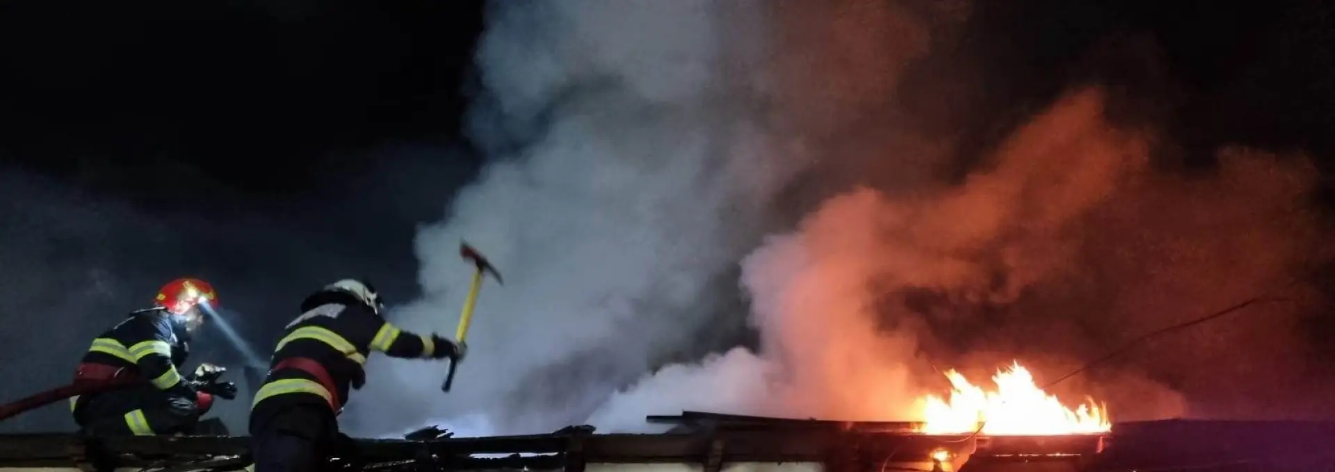 Foto VIDEO&FOTO. Incendiu la Giuvărăşti. Două gospodării au fost afectate   