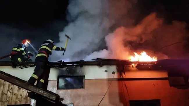 Foto VIDEO&FOTO. Incendiu la Giuvărăşti. Două gospodării au fost afectate   