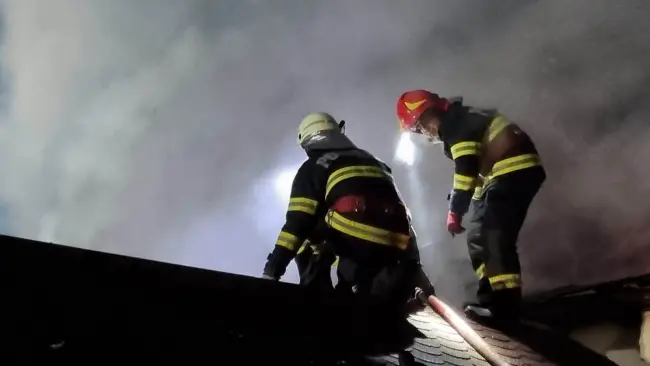 Foto VIDEO&FOTO. Incendiu la Giuvărăşti. Două gospodării au fost afectate   
