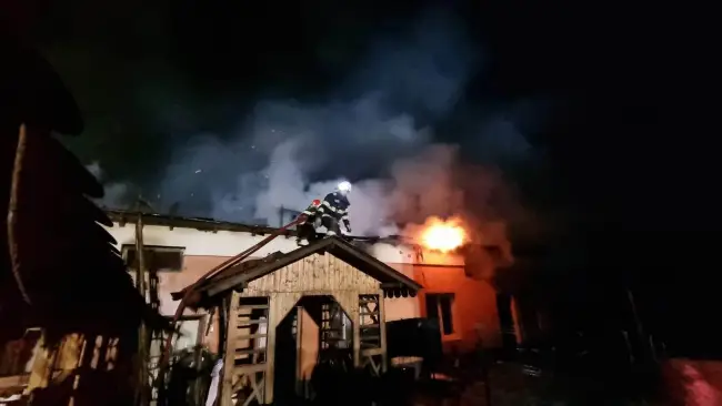 Foto VIDEO&FOTO. Incendiu la Giuvărăşti. Două gospodării au fost afectate   