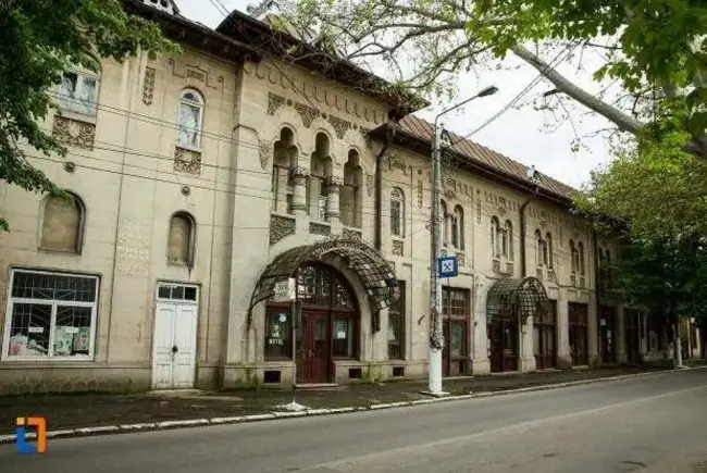 Foto Hotelul „Împăratul Traian” din Corabia, monument istoric, scos la vânzare pe site-urile de specialitate (FOTO)