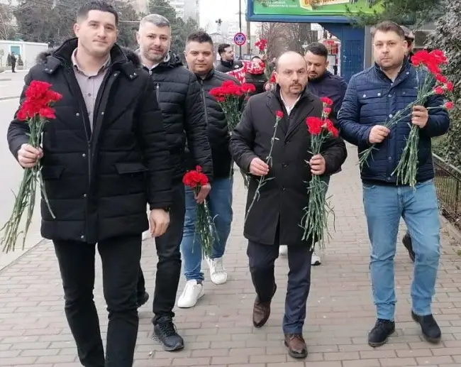 Foto FOTO. PSD a păstrat tradiţia de 1 martie. Flori şi mărţişoare pentru doamnele şi domnişoarele din judeţ