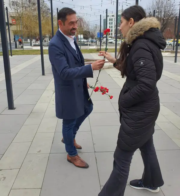 Foto FOTO. PSD a păstrat tradiţia de 1 martie. Flori şi mărţişoare pentru doamnele şi domnişoarele din judeţ