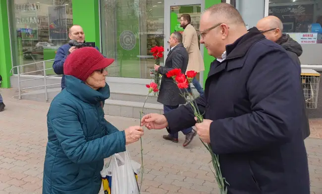 Foto FOTO. PSD a păstrat tradiţia de 1 martie. Flori şi mărţişoare pentru doamnele şi domnişoarele din judeţ