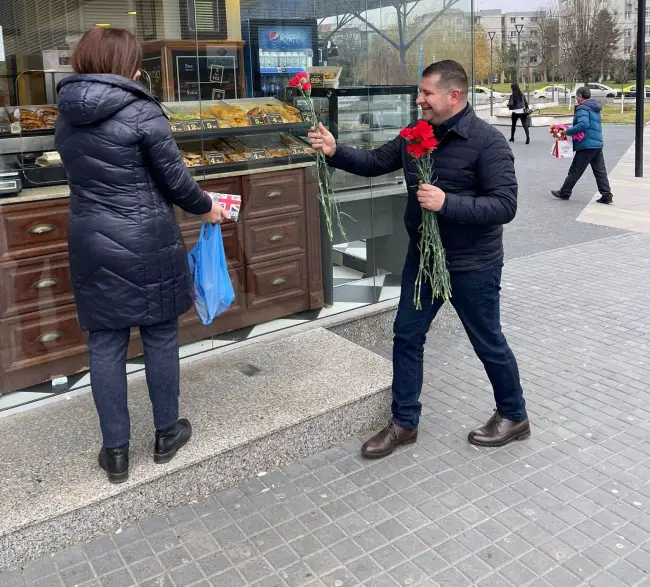 Foto FOTO. PSD a păstrat tradiţia de 1 martie. Flori şi mărţişoare pentru doamnele şi domnişoarele din judeţ