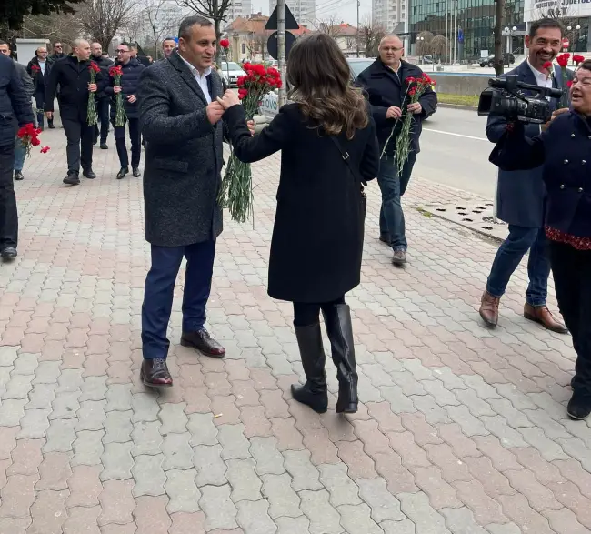 Foto FOTO. PSD a păstrat tradiţia de 1 martie. Flori şi mărţişoare pentru doamnele şi domnişoarele din judeţ