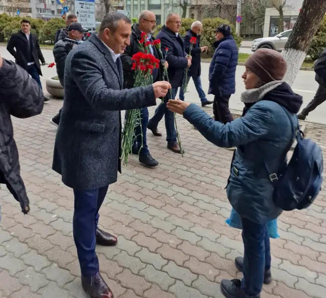 Foto FOTO. PSD a păstrat tradiţia de 1 martie. Flori şi mărţişoare pentru doamnele şi domnişoarele din judeţ