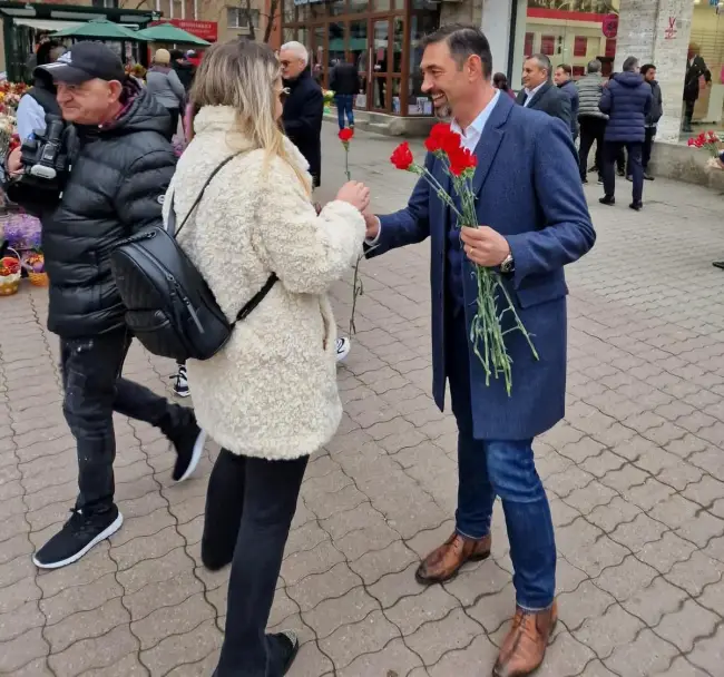 Foto FOTO. PSD a păstrat tradiţia de 1 martie. Flori şi mărţişoare pentru doamnele şi domnişoarele din judeţ