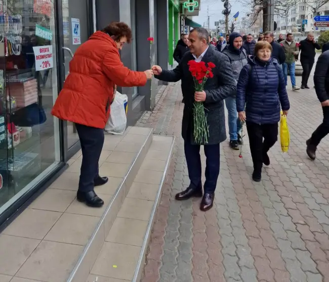 Foto FOTO. PSD a păstrat tradiţia de 1 martie. Flori şi mărţişoare pentru doamnele şi domnişoarele din judeţ