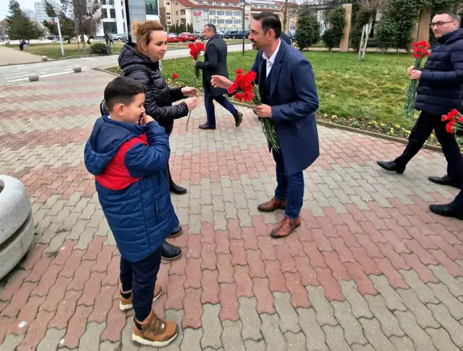 Foto FOTO. PSD a păstrat tradiţia de 1 martie. Flori şi mărţişoare pentru doamnele şi domnişoarele din judeţ