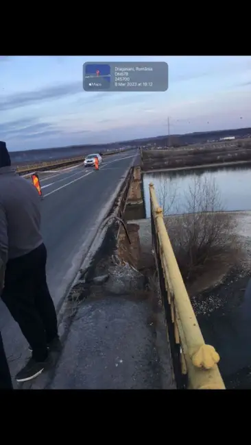 Foto Trafic restricţionat între Drăgăşani şi Verguleasa, după ce pasarela pietonală de pe podul de peste Olt s-a desprins (FOTO&VIDEO)