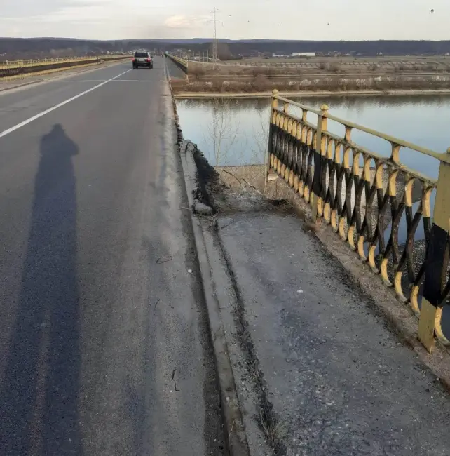 Foto Trafic restricţionat între Drăgăşani şi Verguleasa, după ce pasarela pietonală de pe podul de peste Olt s-a desprins (FOTO&VIDEO)