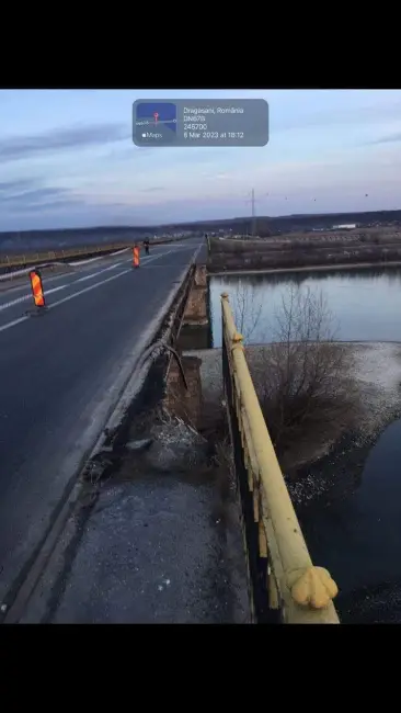 Foto Trafic restricţionat între Drăgăşani şi Verguleasa, după ce pasarela pietonală de pe podul de peste Olt s-a desprins (FOTO&VIDEO)