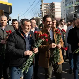 Foto PSD Olt păstrează tradiţia de 8 Martie: Flori pentru doamne şi domnişoare (FOTO)