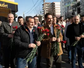 Foto PSD Olt păstrează tradiţia de 8 Martie: Flori pentru doamne şi domnişoare (FOTO)