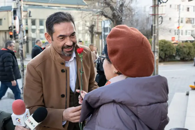 Foto PSD Olt păstrează tradiţia de 8 Martie: Flori pentru doamne şi domnişoare (FOTO)