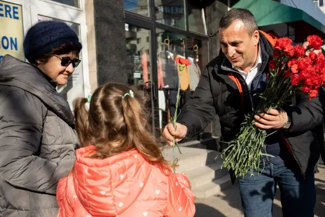 Foto PSD Olt păstrează tradiţia de 8 Martie: Flori pentru doamne şi domnişoare (FOTO)